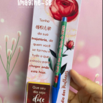 Cartão com Caneta e Chocolate - Dia da Mulher - Arquivo Digital